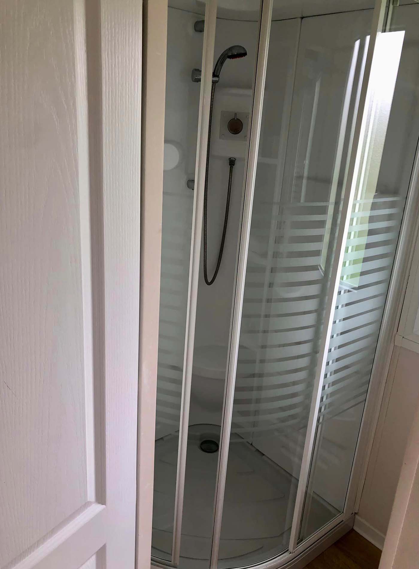 baño en mobil home de 3 habitaciones